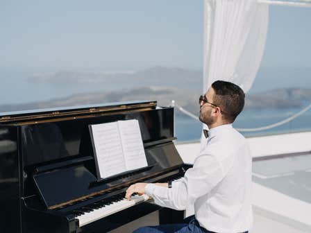 The Santorini Pianist