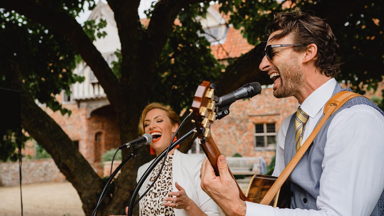 The Top 13 Best Acoustic Duos for UK Weddings (With Prices)