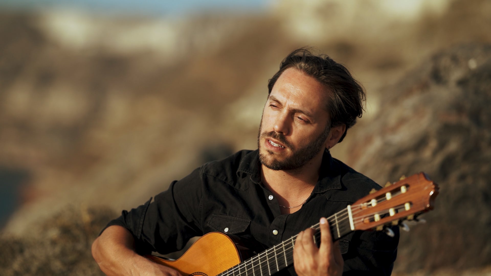 The Santorini Acoustic Singer