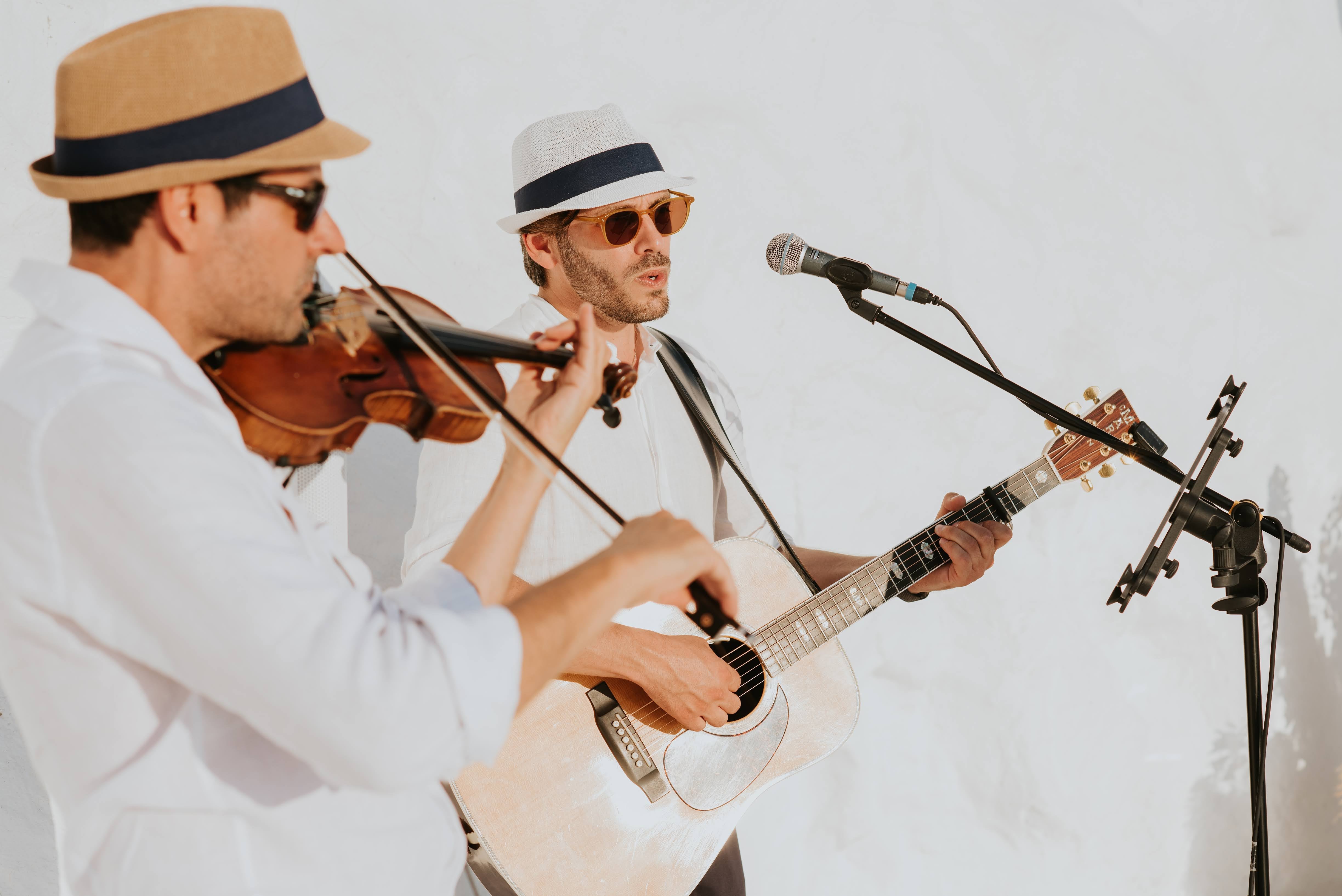 The Santorini Acoustic Singer