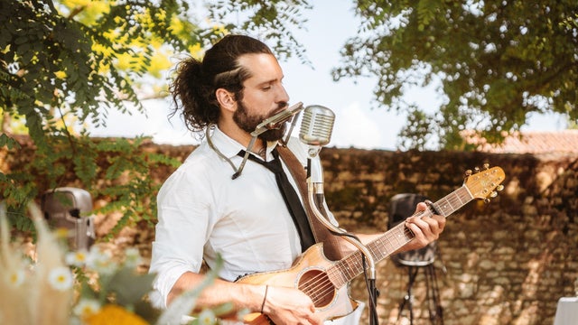 Booking a Wedding Singer – Definitive Guide (2026)