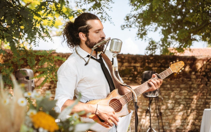 Booking a Wedding Singer – Definitive Guide (2026)