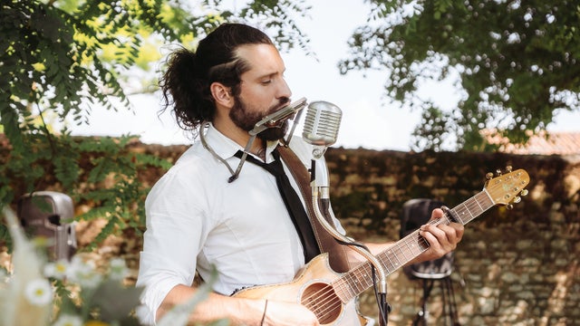 Booking a Wedding Singer – Definitive Guide (2026)