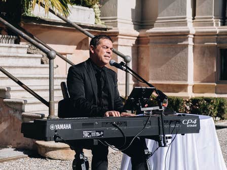Max Sings