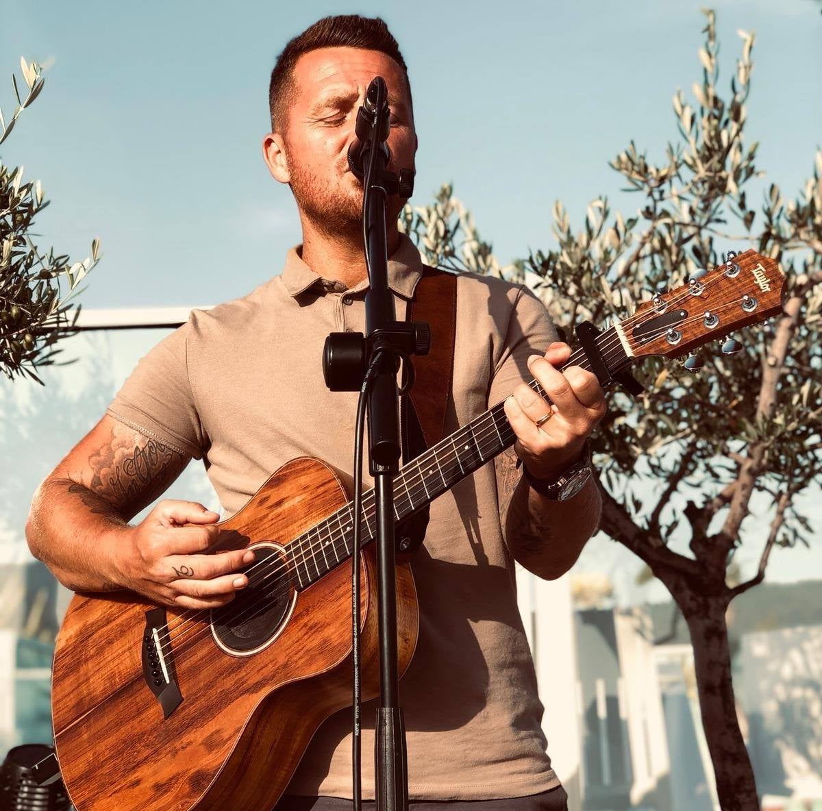 The Cannes Acoustic Singer