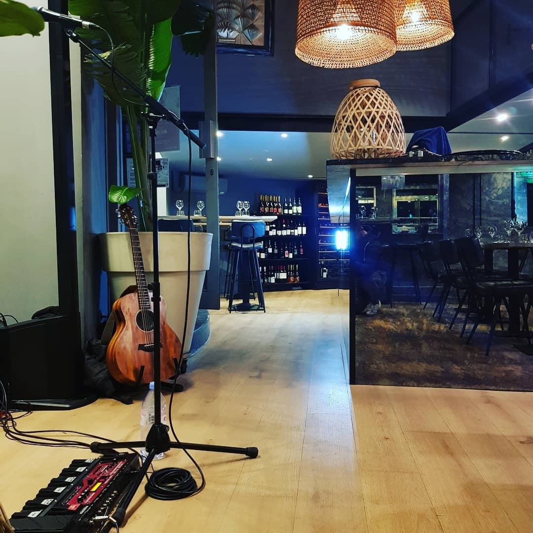 The Cannes Acoustic Singer