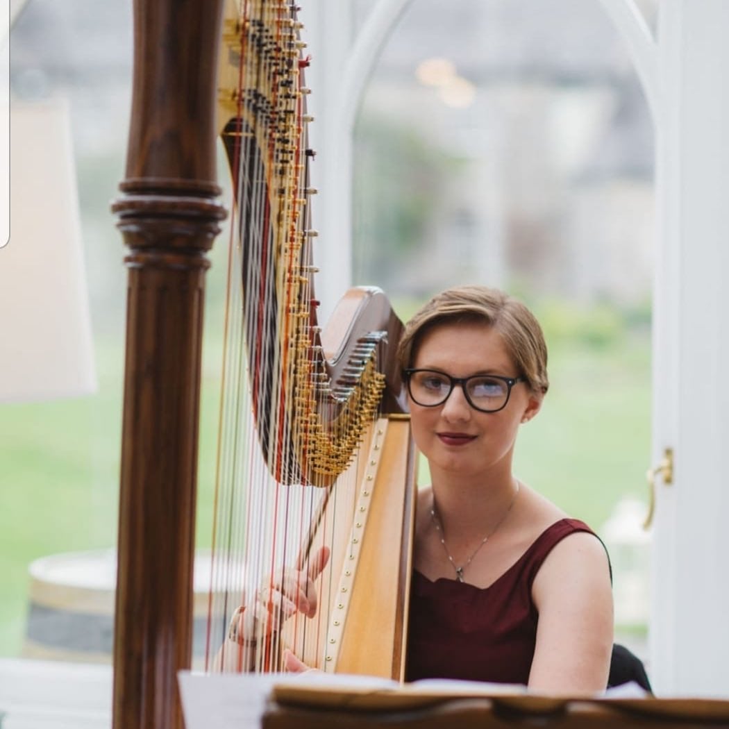 Evelina Harpist